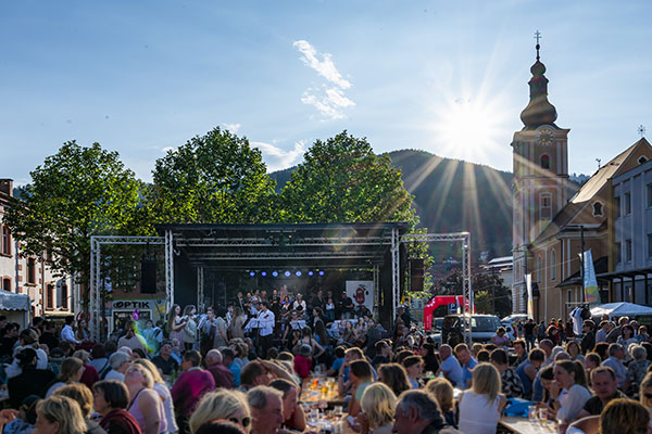 Bild zeigt die Musik-Bühne beim Stadtfest am 17. Juni 2023 in Mürzzuschlag, Foto thomb