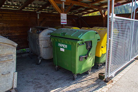 Müllplatz für Altpapierentsorgung