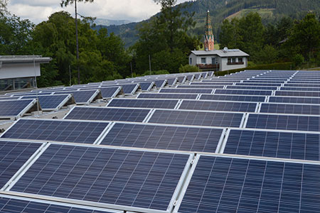 Große Photovoltaik-Anlage auf einem Dach
