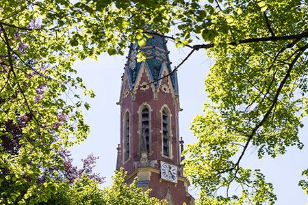 Blick auf den Turm der Heilandskirche