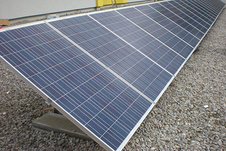 Photovoltaik-Anlage auf einem Dach installiert