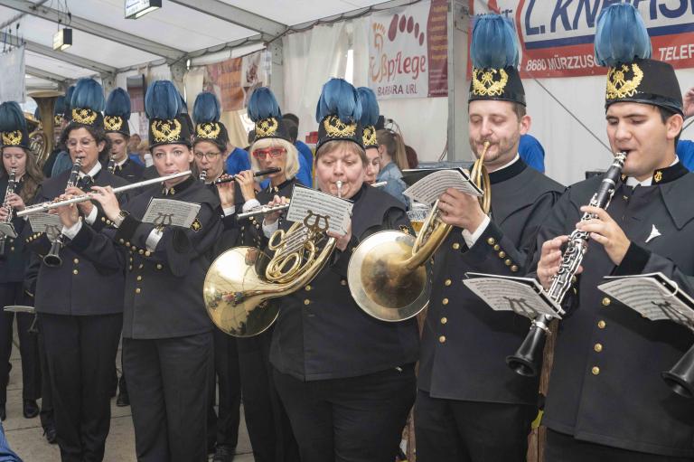 Bild zeigt die Werksmusikkapelle beim Zeltfest in Mürzzuschlag, Foto thomb